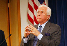 David McCullough gives the 2002 T.H. White lecture on Press and Politics.